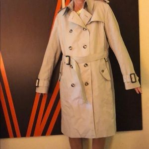 Burberry Women’s Kensington trench coat size 14